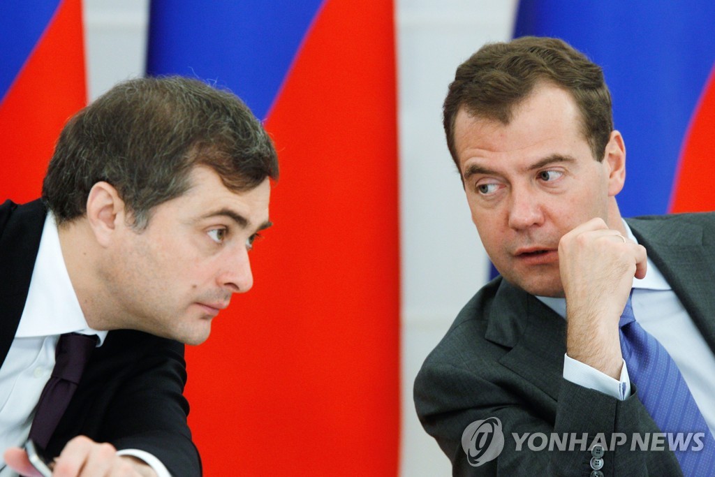 2011년 블라디슬라프 수르코프(왼쪽)와 드미트리 메드베데프 당시 러시아 대통령이 대화하는 모습