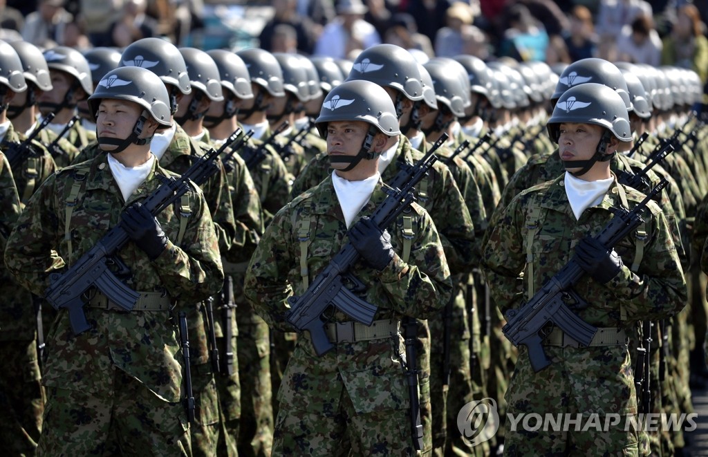 일본이 1일 집단자위권을 행사할 수 있도록 헌법해석을 변경함에 따라 일본 정부와 여당은 이를 뒷받침할 후속 입법에 속도를 낼 것으로 보인다. 일본 자위대 열병식 모습. (EPA=연합뉴스 자료사진)