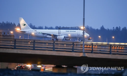 스웨덴 알란다 공항에서 이동 중인 이라크항공 여객기