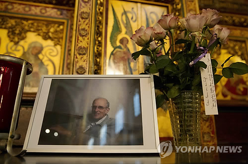 시리아에서 2014년 살해된 네덜란드 출신 예수회 사제 프란스 판데르 뤼흐트 신부의 사진이 놓인 암스테르담의 한 교회