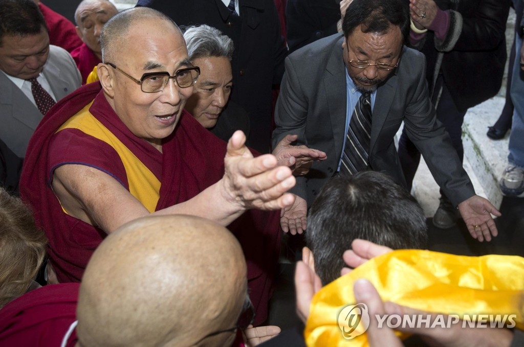 (EPA=연합뉴스) 12일(현지시간)부터 이탈리아 수도 로마에서 열리는 노벨평화상 수상자 정상회의에 참석하는 티베트의 정신적 지도자 달라이 라마가 로마의 한 호텔에 도착해 사람들과 인사하고 있다.