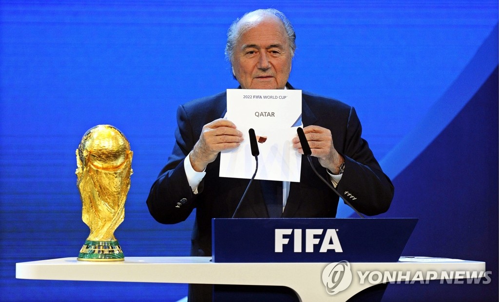 2022년 월드컵 개최지를 발표하는 제프 블래터 FIFA 회장.(EPA=연합뉴스DB)