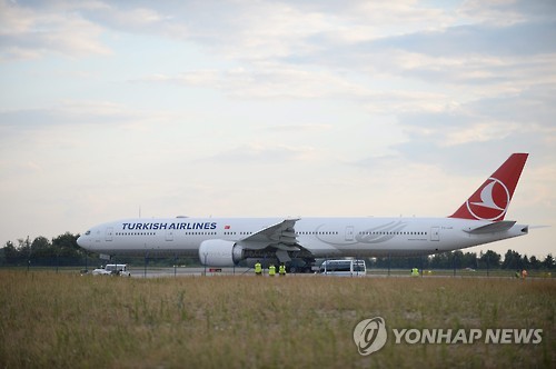 활주로에 서 있는 터키항공 항공기