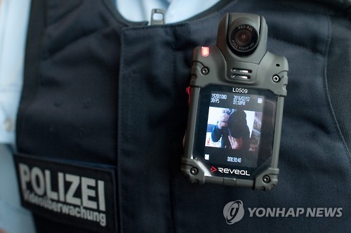 英 2개 중고교서 교사들 보디캠 시범 착용…"수업 중 폭력 대처" - 1