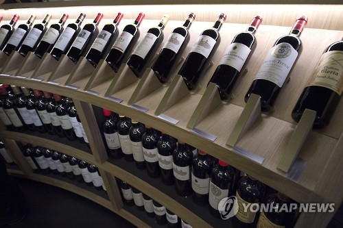 보르도 지방의 한 와인 전시관에 전시된 와인