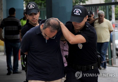 경찰에 연행되는 터키 쿠데타 가담 혐의 군인