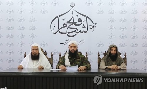 HTS의 전신 '자바트 알누스라'의 우두머리 아부 모함마드 알줄라니(가운데)