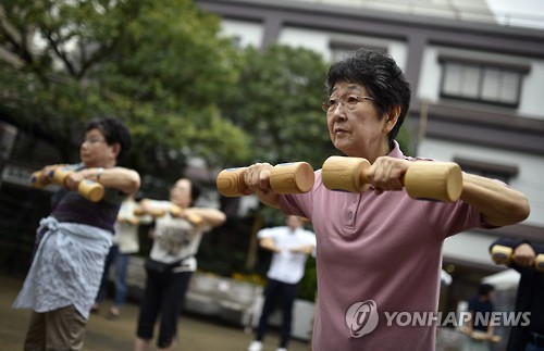 경로의 날에 단체 체조하는 일본 노인들