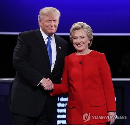 1차 TV토론 때 빨간색 정장을 선택한 힐러리