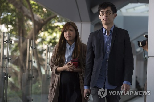 식스투스 바지오 렁 홍콩 입법회의원(오른쪽)과 야우와이칭(여) 의원