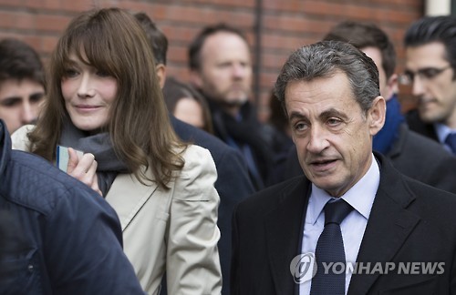 프랑스 사르코지 전 대통령(오른쪽)과 그의 모델출신 아내 브루니
