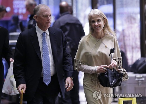 트럼프타워에 나타난 켈리엔 콘웨이 선임고문(오른쪽)