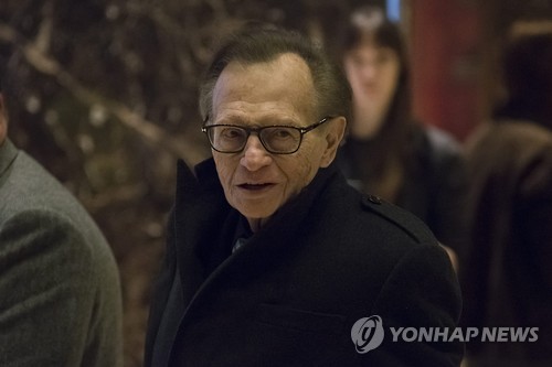 지난해 미국 대선 직후 뉴욕 트럼프타워를 방문한 래리 킹