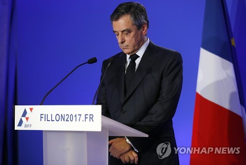 지지율 급락으로 고전하는 프랑수아 피용