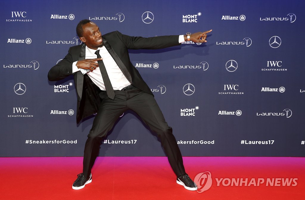 우사인 볼트가 라우레우스 스포츠대상 시상식에서 포즈를 취하는 모습