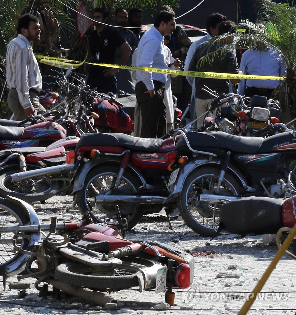 23일 파키스탄 라호르에서 폭탄테러가 벌어져 치안 당국이 현장을 조사하고 있다. [EPA=연합뉴스]