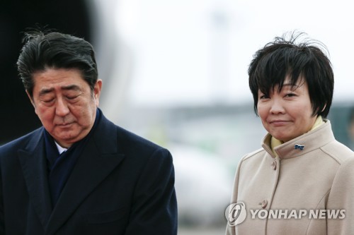 아베 신조 일본 총리(왼쪽)과 부인 아키에(昭惠) 씨[EPA=연합뉴스 자료사진] 