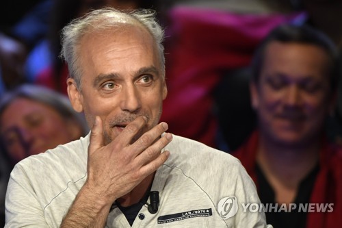 대선 TV토론에 티셔츠 차림으로 나선 필립 푸투 후보