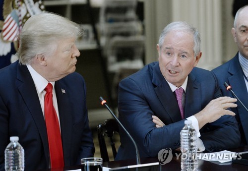 트럼프 대통령(좌)과 슈워츠만 블랙스톤 회장
