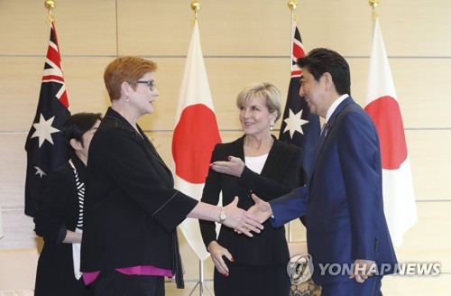 아베 일본 총리(오른쪽)와 호주 국방장관(왼쪽), 외무장관(가운데)