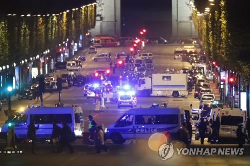 20일(현지시간) 총격 테러가 발생한 프랑스 파리 샹젤리제 거리[EPA=연합뉴스]