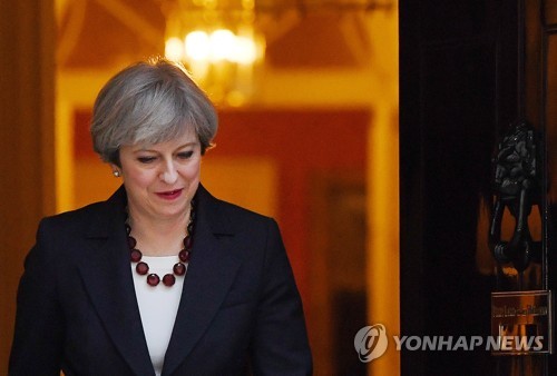 지난달 27일 장-클로드 융커 EU 집행위원장과 회동한 테리사 메이 영국 총리