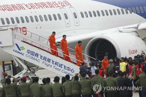 中 자체 개발 여객기 코맥 C919 시험비행 성공