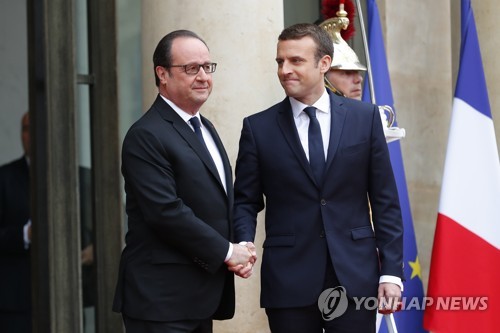 떠나는 올랑드와 배웅하는 마크롱