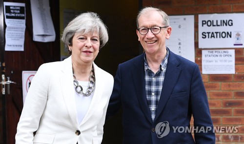 총선 투표소 찾은 메이 영국 총리 부부