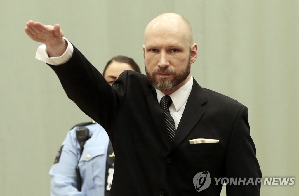 재판정에서 나치식 경례를 하는 노르웨이 연쇄테러범 안드레스 브레이비크