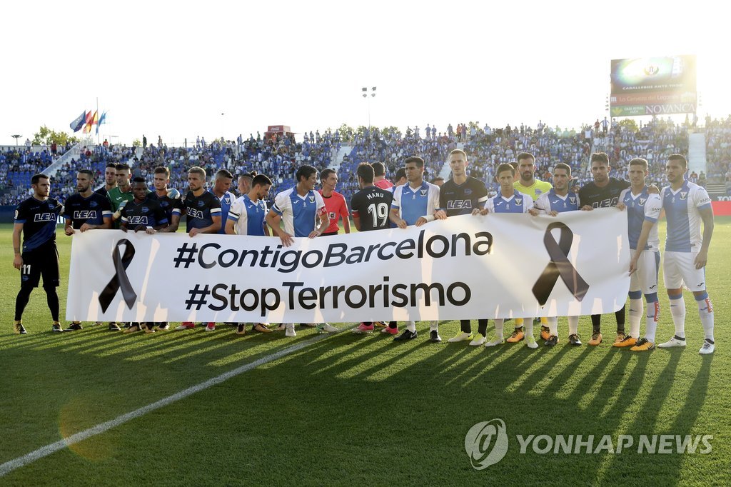 축구 경기 전 스페인 테러 희생자를 추모하는 선수들