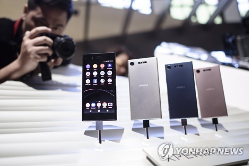 IFA 부스에 전시된 소니 엑스페리아XZ1과 XZ1 콤팩트