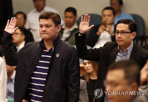 상원 청문회에 출석한 두테르테 아들 파올로(왼쪽)와 사위 카피오