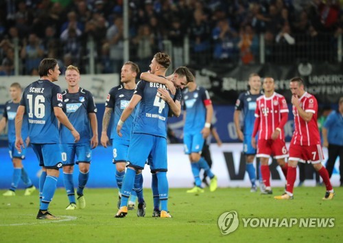 승리를 자축하는 호펜하임 선수들.(EPA=연합뉴스)