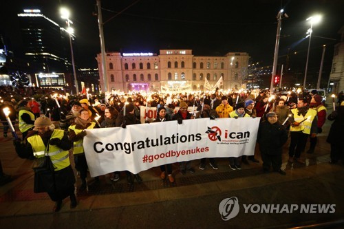ICAN의 노벨평화상 수상 축하하는 사람들