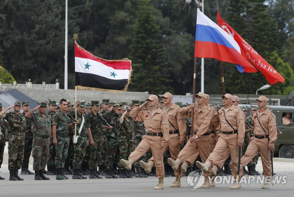 시리아 흐메이밈 공군기지에서 행진하는 러시아군