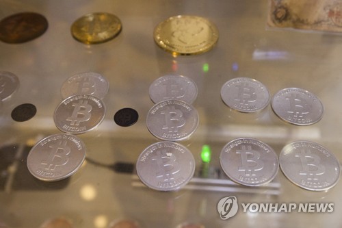 홍콩 쇼핑몰에 전시된 비트코인 모형