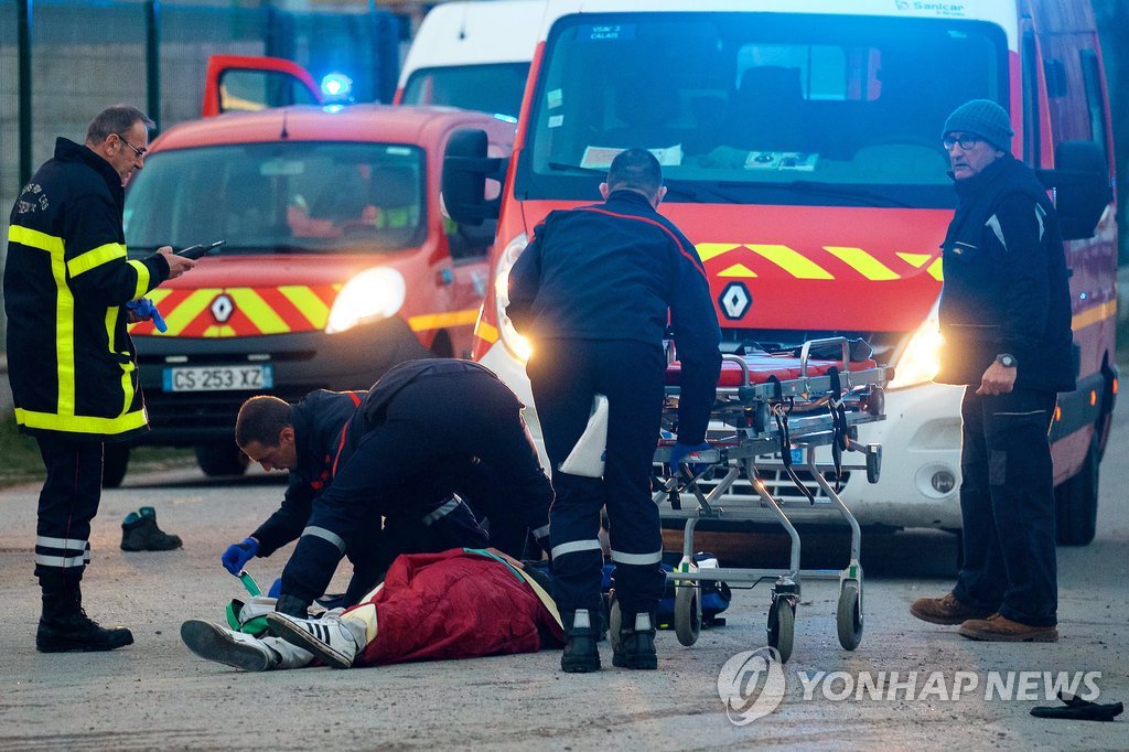 프랑스 칼레에서 난민들 사이에 몸싸움이 벌어져 4명이 크게 다쳤다.