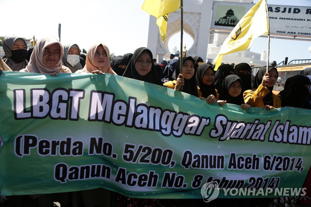 2018년 2월 2일 인도네시아 아체 주 반다아체에서 무슬림 활동가들이 반(反)동성애 시위를 벌이고 있다. [EPA=연합뉴스자료사진]