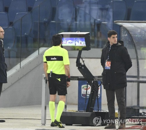세리에A에서 심판이 VAR 영상을 확인하고 있다