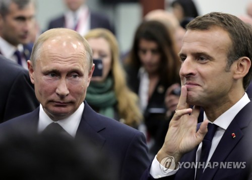 지난 5월 러시아 상트페테르부르크 국제경제포럼에서 만난 푸틴 러시아 대통령(왼쪽)과 마크롱 프랑스 대통령[EPA=연합뉴스 자료사진]