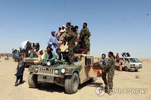 17일 아프가니스탄 칸다하르에서 이드알피트르 축제 사흘째를 맞아 휴전중인 탈레반 대원들과 아프간 군인들이 함께 어울리고 있다.[EPA=연합뉴스 자료사진]