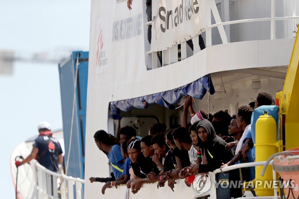 구호단체에 의해 지중해에서 구조돼 몰타로 향하는 아프리카 이주민들. 2018.8.15. [EPA=연합뉴스 자료사진]