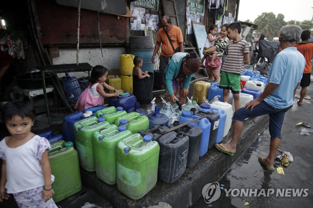 필리핀 수도권 물 부족 사태…급수 기다리는 주민들
