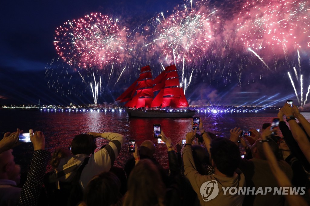 러시아 '붉은 돛 축제' 즐기는 인파