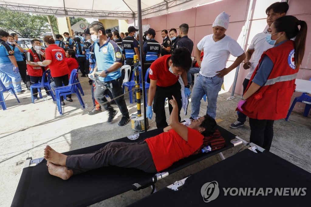 필리핀 '사치의 여왕' 이멜다 구순잔치 참석자들 집단 식중독
