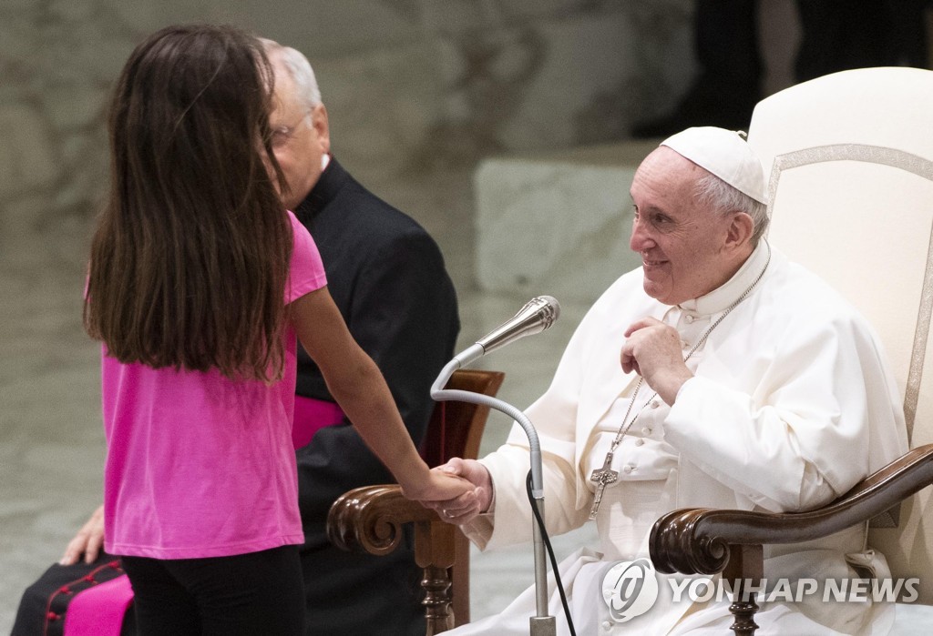 강론 중 단상 올라 활보한 소녀…교황, 웃으며 "그대로 둡시다"
