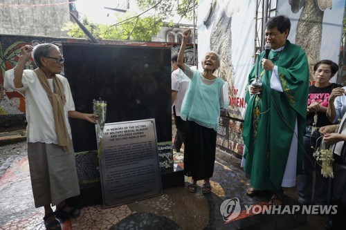 필리핀 성당 내 세워진 '일본군 성노예' 추모비와 생존자 에스텔리타 디 할머니(왼쪽)와 나르시사 클라베리아 할머니(오른쪽)