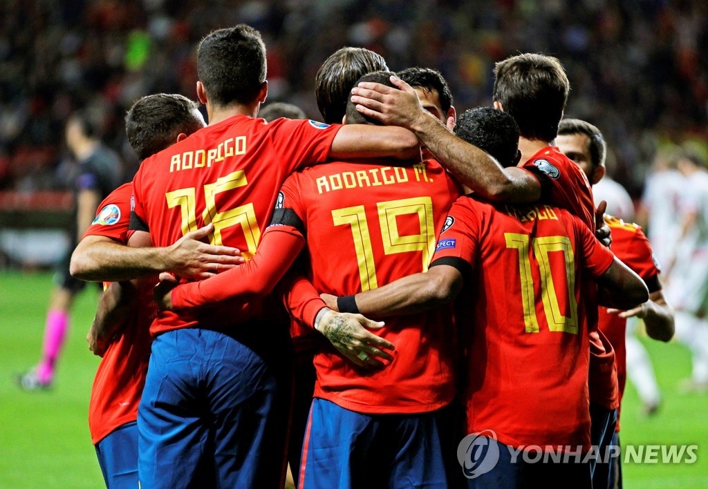 유로 2020 예선에서 페로 제도를 4-0으로 꺾은 스페인 선수들이 기뻐하고 있다.