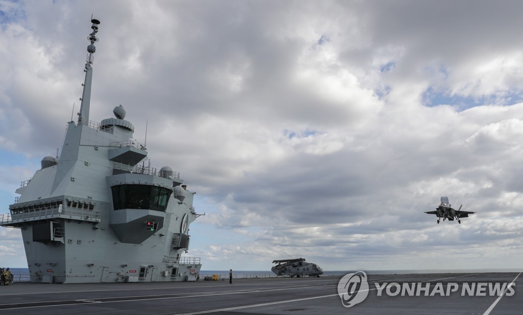 USA BRITAIN FIRST JETS LAND ONBOARD HMS QUEEN ELIZABETH
